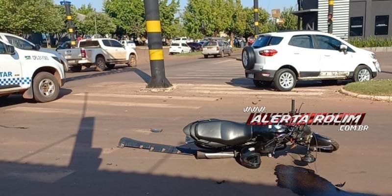 Motociclista fratura a perna após colisão com carro no centro de Rolim de Moura; vídeo Motociclista fratura a perna após colisão com carro no centro de Rolim de Moura; vídeo