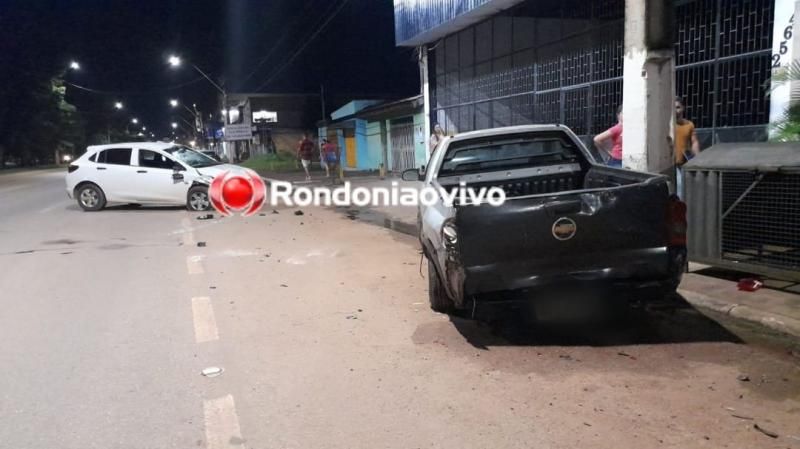 Motorista capota carro após tentar tirar selfie bebendo milk shake com amiga Motorista capota carro após tentar tirar selfie bebendo milk shake com amiga