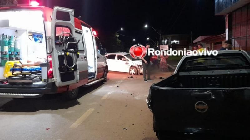 Motorista capota carro após tentar tirar selfie bebendo milk shake com amiga Motorista capota carro após tentar tirar selfie bebendo milk shake com amiga
