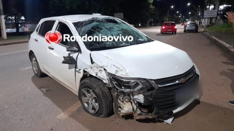 Motorista capota carro após tentar tirar selfie bebendo milk shake com amiga Motorista capota carro após tentar tirar selfie bebendo milk shake com amiga