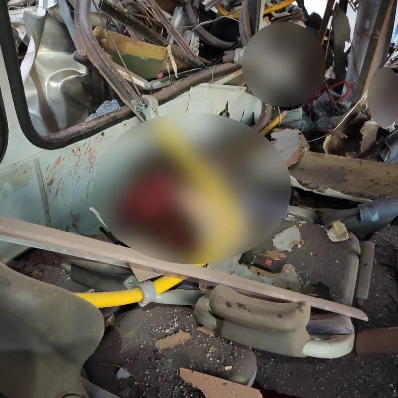 Quatro pessoas morrem e sete ficam feridas em acidente entre dois ônibus no MT Quatro pessoas morrem e sete ficam feridas em acidente entre dois ônibus no MT