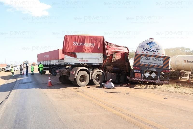 Acidente envolvendo três carretas deixa um morto e outro ferido na BR-163 Acidente envolvendo três carretas deixa um morto e outro ferido na BR-163