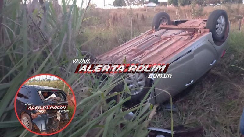 Carro capota após colidir na traseira de outro veículo na RO-010 em Rolim de Moura Carro capota após colidir na traseira de outro veículo na RO-010 em Rolim de Moura