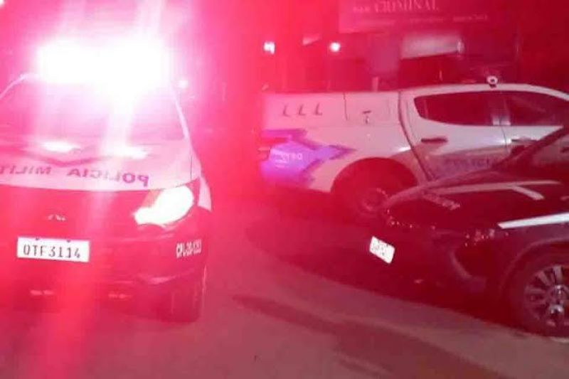 Rapaz é atacado pela ex ao ser flagrado na casa da irmã dela Rapaz é atacado pela ex ao ser flagrado na casa da irmã dela