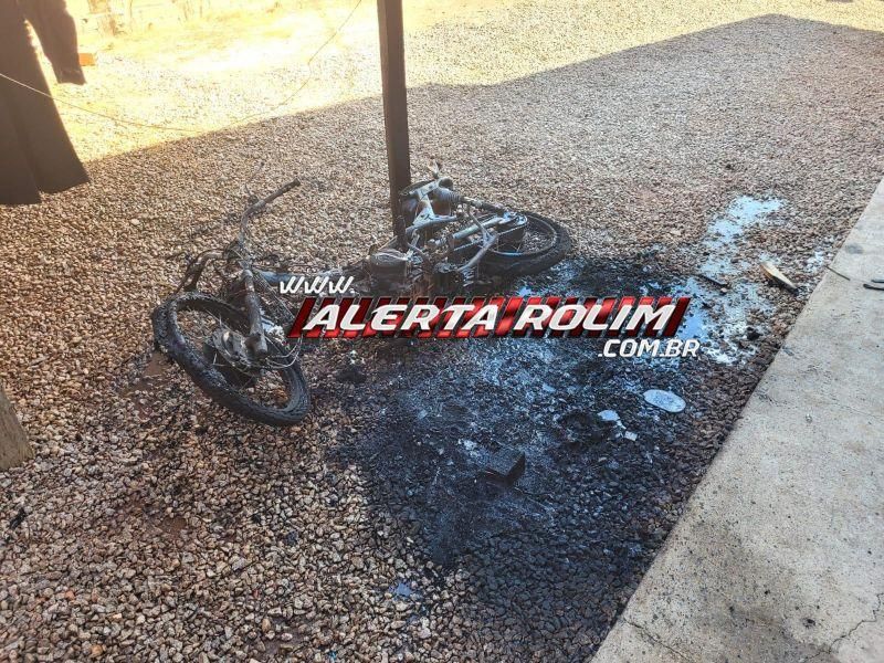 Rolim de Moura: Criminosos armados invadiram residência, trancaram vítimas no banheiro e incendiaram Biz que pretendiam roubar Rolim de Moura: Criminosos armados invadiram residência, trancaram vítimas no banheiro e incendiaram Biz que pretendiam roubar