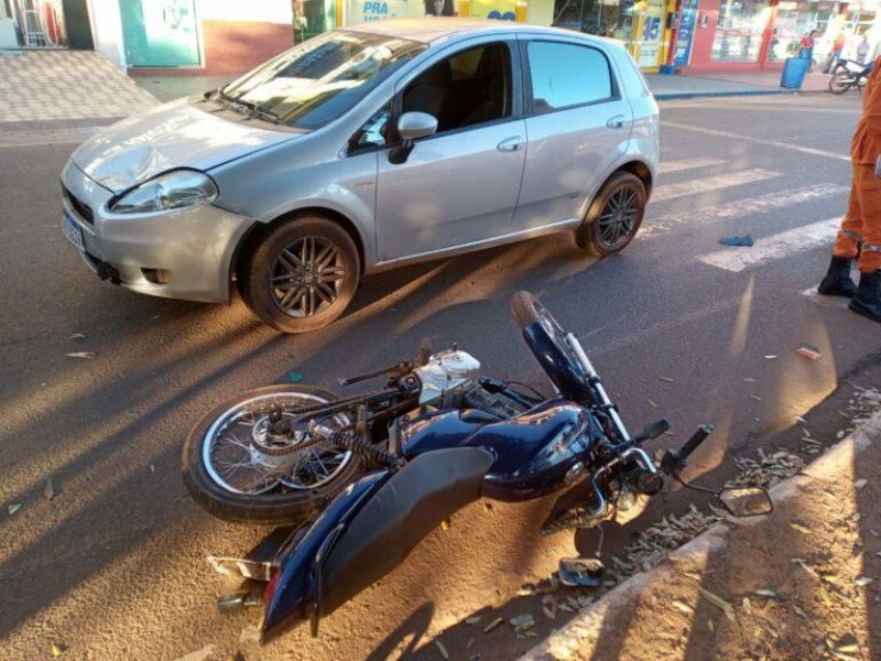 Motociclista para na faixa de pedestres e é atingido por carro no primeiro acidente desta segunda-feira em Rolim de Moura Motociclista para na faixa de pedestres e é atingido por carro no primeiro acidente desta segunda-feira em Rolim de Moura