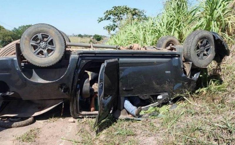 Três pessoas ficam feridas após caminhonete capotar na RO-470 Três pessoas ficam feridas após caminhonete capotar na RO-470