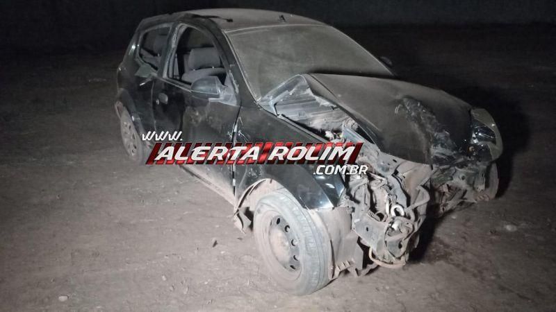 Carro fica parcialmente destruídos após colisão com moto em Rolim de Moura Carro fica parcialmente destruídos após colisão com moto em Rolim de Moura