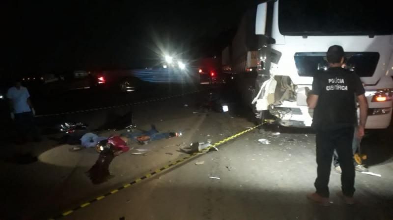 Colisão entre caminhão e moto deixa dois mortos na BR-364 em Ji-Paraná Colisão entre caminhão e moto deixa dois mortos na BR-364 em Ji-Paraná