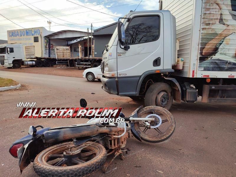 Condutora de motocicleta fica ferida após colisão com caminhão em Rolim de Moura Condutora de motocicleta fica ferida após colisão com caminhão em Rolim de Moura