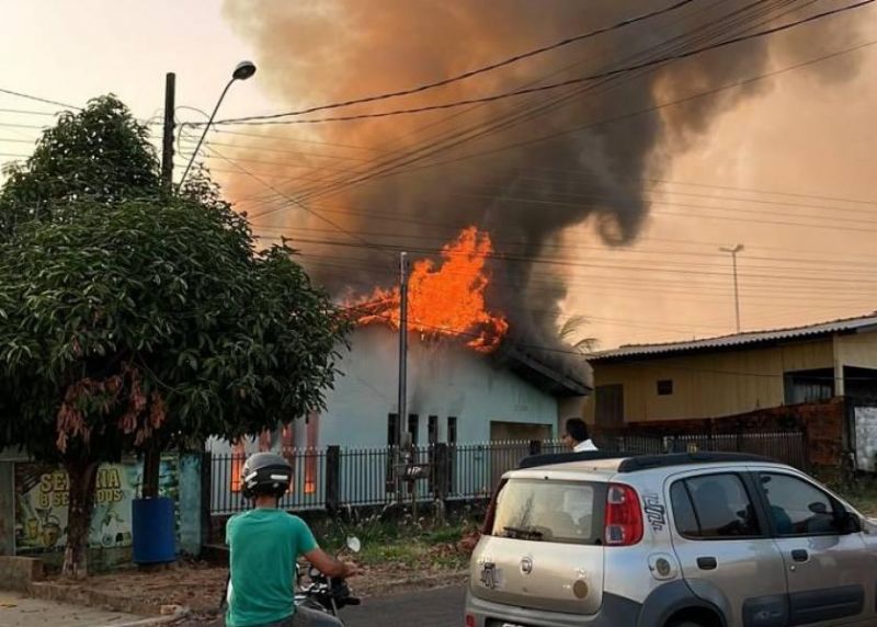 Corpo carbonizado é encontrado dentro de casa consumida por incêndio em Colorado do Oeste Corpo carbonizado é encontrado dentro de casa consumida por incêndio em Colorado do Oeste