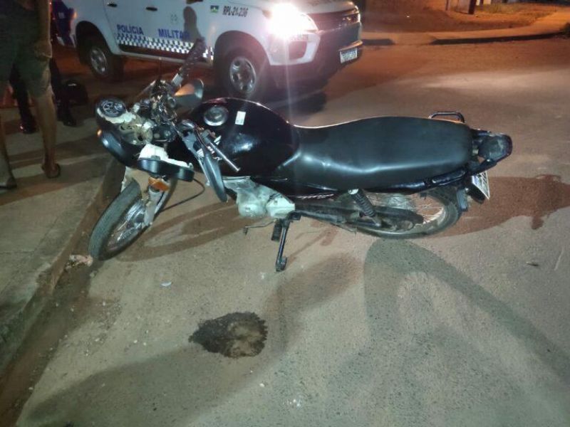 Forte colisão entre carro e moto é registrado em Rolim de Moura Forte colisão entre carro e moto é registrado em Rolim de Moura