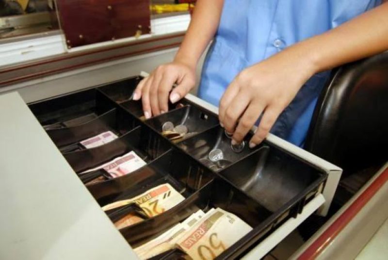 Ladrões invadem panificadora e levam R$ 3 mil em dinheiro Ladrões invadem panificadora e levam R$ 3 mil em dinheiro