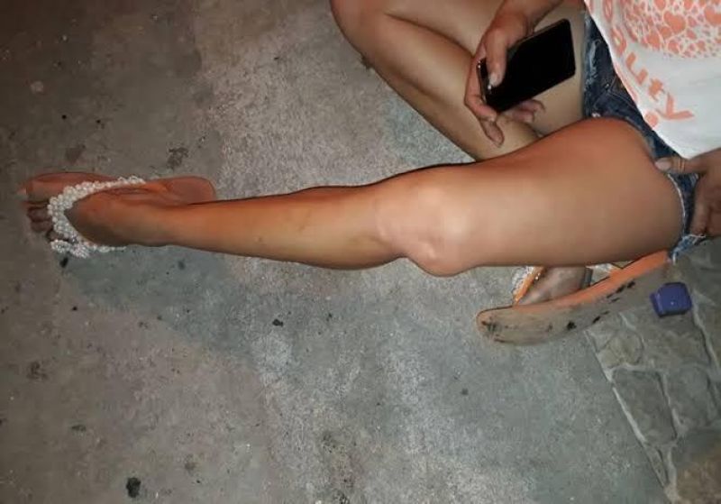 Mulher agredida é obrigada a pedir desculpas ao marido de joelhos Mulher agredida é obrigada a pedir desculpas ao marido de joelhos