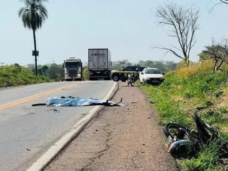 Homem morre em acidente entre moto e caminhão caçamba na BR-364 Homem morre em acidente entre moto e caminhão caçamba na BR-364