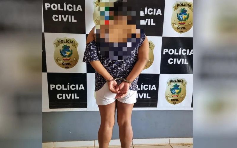 Mãe é presa acusada de vender fotos íntimas da filha de 8 anos por R$ 3 mil Mãe é presa acusada de vender fotos íntimas da filha de 8 anos por R$ 3 mil