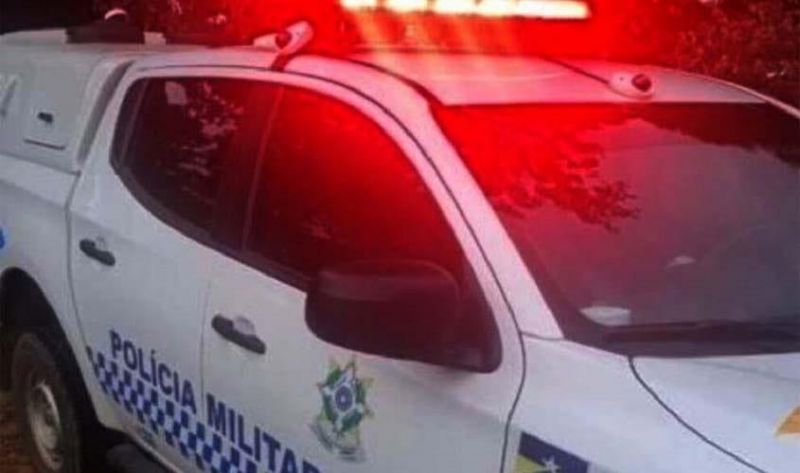 Mulher surta e tenta matar namorado a golpes de faca Mulher surta e tenta matar namorado a golpes de faca