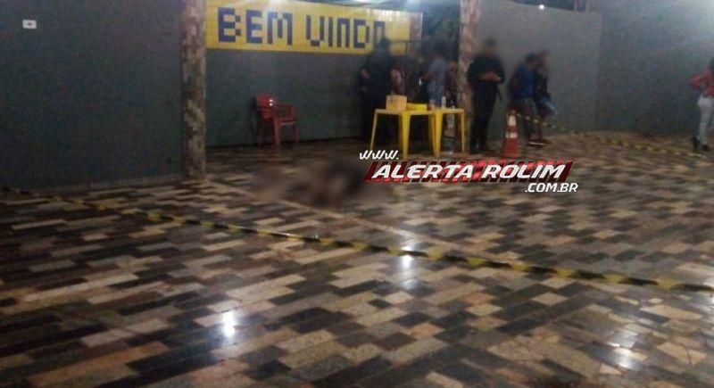 Homem morre após causar confusão e ser imobilizado e algemado por seguranças em casa de shows de Rolim de Moura Homem morre após causar confusão e ser imobilizado e algemado por seguranças em casa de shows de Rolim de Moura