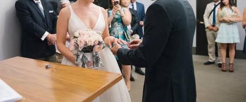 Mulher descobre traição e ataca o marido em cerimônia de casamento Mulher descobre traição e ataca o marido em cerimônia de casamento