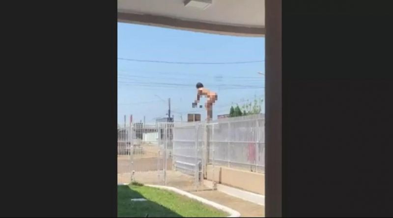 Mulher fica nua do ‘nada’ e sobe em muro de fórum no interior de RO Mulher fica nua do ‘nada’ e sobe em muro de fórum no interior de RO