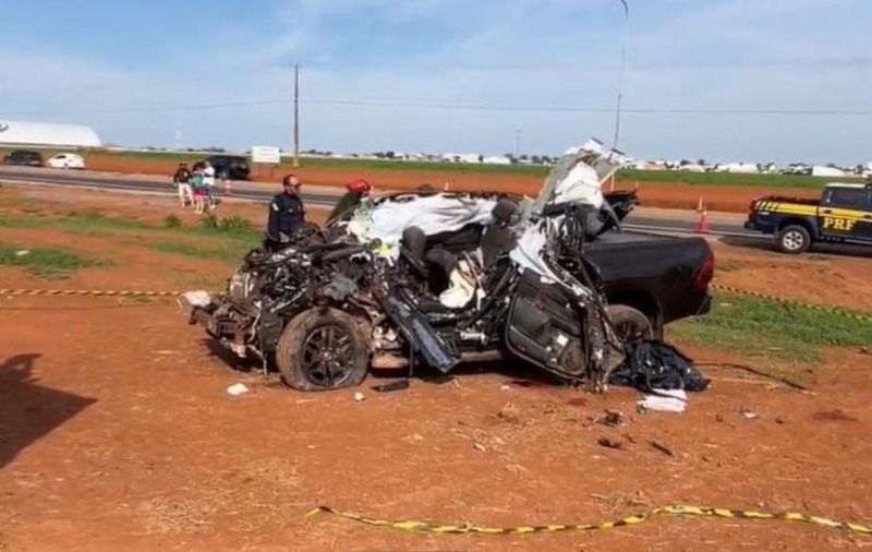 Quatro pessoas da mesma família morrem em grave acidente entre caminhonete e caminhão na BR-163 Quatro pessoas da mesma família morrem em grave acidente entre caminhonete e caminhão na BR-163