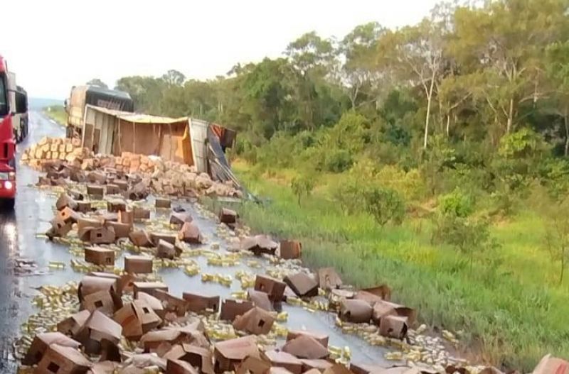 Vagão de carreta tomba e esparrama centenas de litros de óleo de soja na BR-174 entre Vilhena e Comodoro Vagão de carreta tomba e esparrama centenas de litros de óleo de soja na BR-174 entre Vilhena e Comodoro