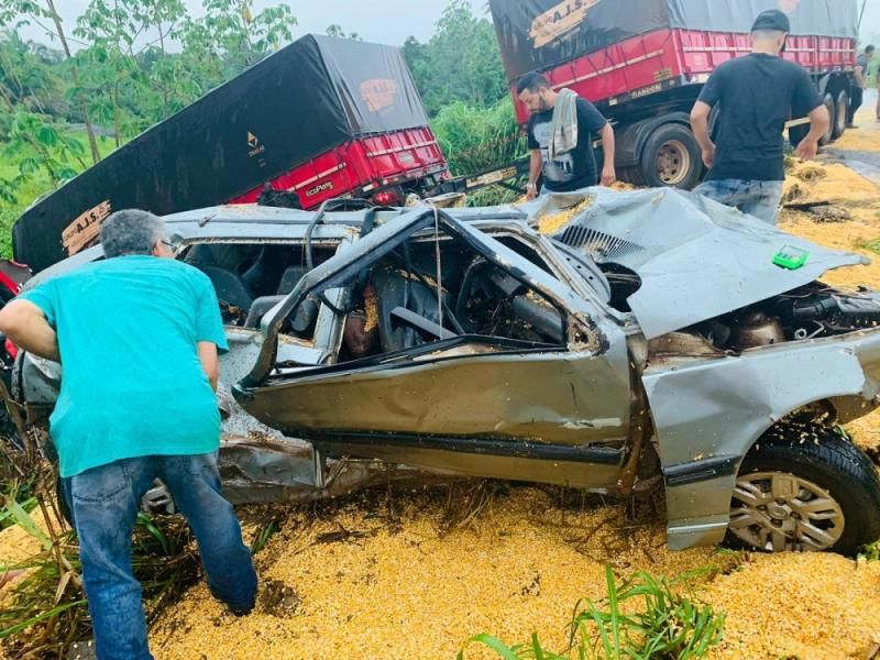 Atualizada: Pai e filho de 4 anos morrem em acidente envolvendo duas carretas e um carro na BR-364 em Ji-Paraná