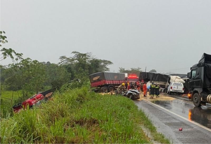 Atualizada: Pai e filho de 4 anos morrem em acidente envolvendo duas carretas e um carro na BR-364 em Ji-Paraná