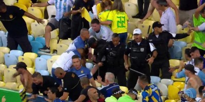 Brasil é derrotado pela Argentina em jogo marcado por briga e confusão no estádio