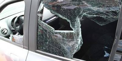 Filho é preso por agredir a mãe e destruir carro dela a pedradas
