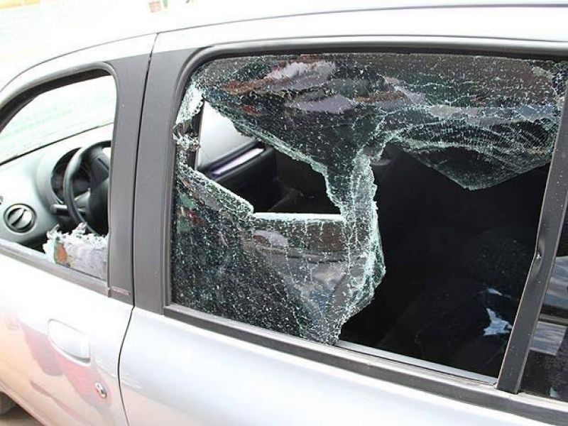 Filho é preso por agredir a mãe e destruir carro dela a pedradas Filho é preso por agredir a mãe e destruir carro dela a pedradas