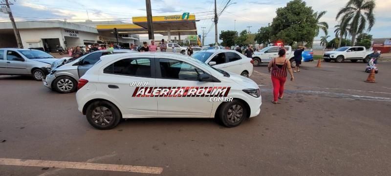 Acidente envolvendo 4 veículos deixa cinco pessoas feridas em Rolim de Moura Acidente envolvendo 4 veículos deixa cinco pessoas feridas em Rolim de Moura