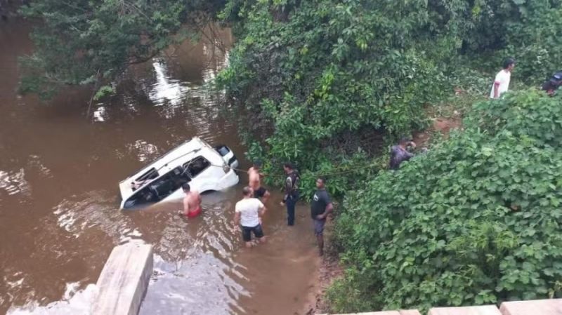 Carro com seis pessoas da mesma família cai dentro de rio e 5 morrem afogados em RO Carro com seis pessoas da mesma família cai dentro de rio e 5 morrem afogados em RO