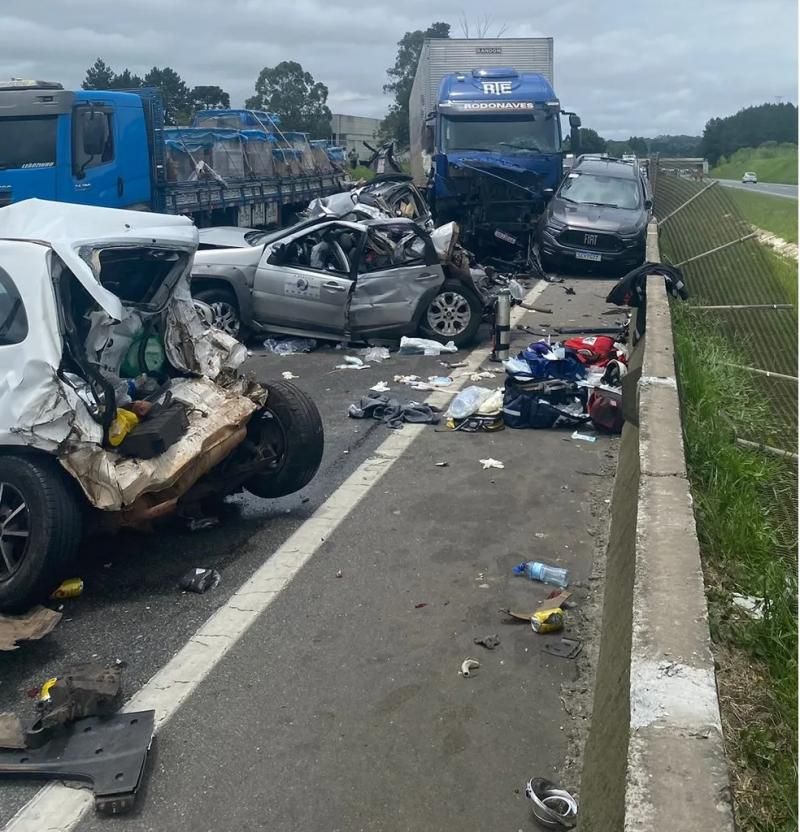 Engavetamento envolvendo seis veículos deixa cinco pessoas feridas no PR Engavetamento envolvendo seis veículos deixa cinco pessoas feridas no PR