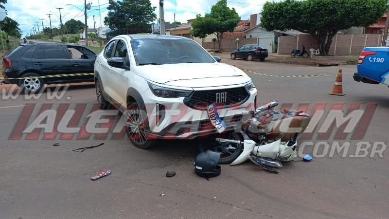 Mulher é socorrida inconsciente após ser atingida por carro que avançou via preferencial em Rolim de Moura; vídeo Mulher é socorrida inconsciente após ser atingida por carro que avançou via preferencial em Rolim de Moura; vídeo