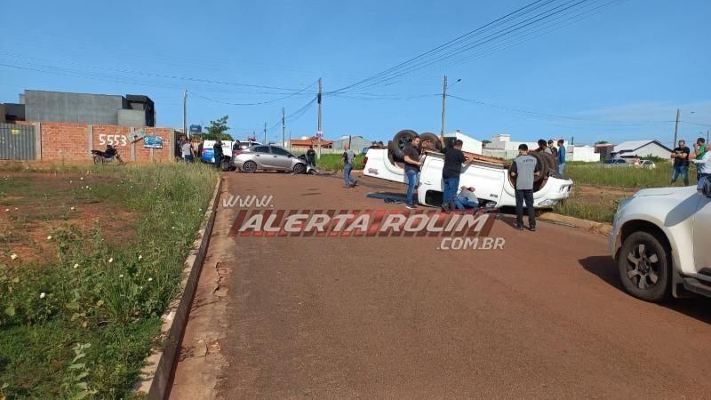 Quatro pessoas ficam feridas após caminhonete capotar durante colisão com outro carro no Loteamento Jequitibá em Rolim de Moura Quatro pessoas ficam feridas após caminhonete capotar durante colisão com outro carro no Loteamento Jequitibá em Rolim de Moura