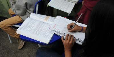 Alunos de baixa renda do ensino médio público receberão R$ 2 mil por ano para...