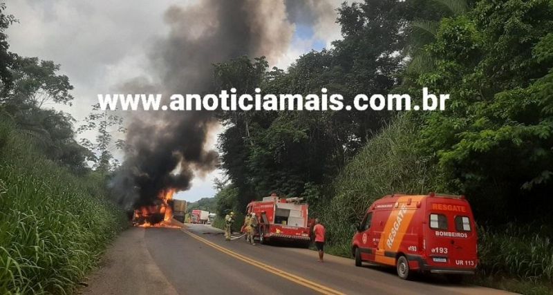 Carreta carregada de soja é destruída por incêndio na BR-364, em Jaru; vídeo Carreta carregada de soja é destruída por incêndio na BR-364, em Jaru; vídeo