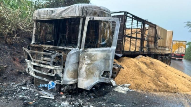 Carreta carregada de soja é destruída por incêndio na BR-364, em Jaru; vídeo Carreta carregada de soja é destruída por incêndio na BR-364, em Jaru; vídeo