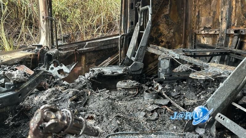 Carreta carregada de soja é destruída por incêndio na BR-364, em Jaru; vídeo Carreta carregada de soja é destruída por incêndio na BR-364, em Jaru; vídeo