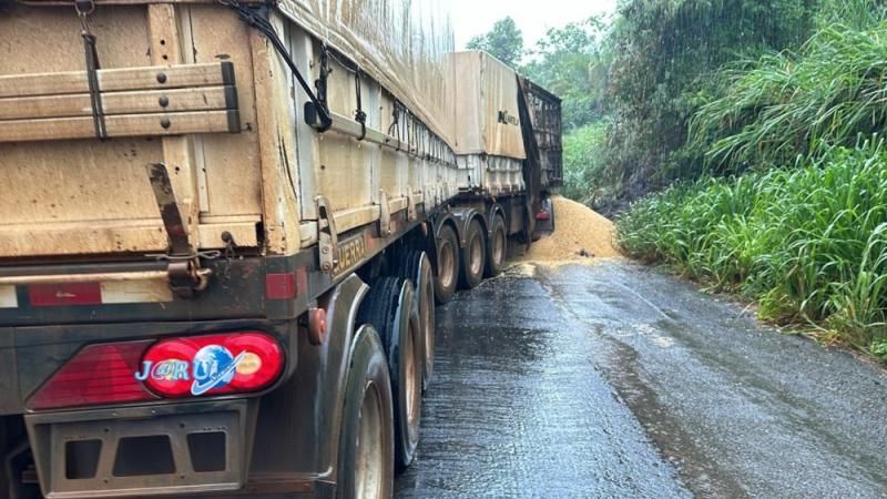 Carreta carregada de soja é destruída por incêndio na BR-364, em Jaru; vídeo Carreta carregada de soja é destruída por incêndio na BR-364, em Jaru; vídeo