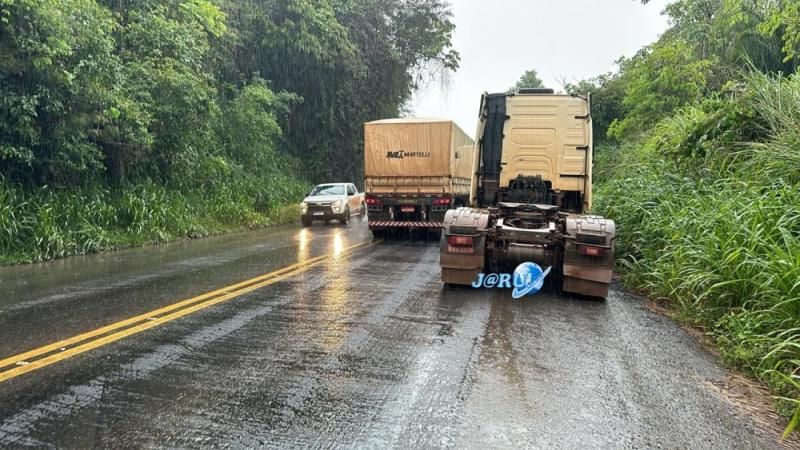 Carreta carregada de soja é destruída por incêndio na BR-364, em Jaru; vídeo Carreta carregada de soja é destruída por incêndio na BR-364, em Jaru; vídeo