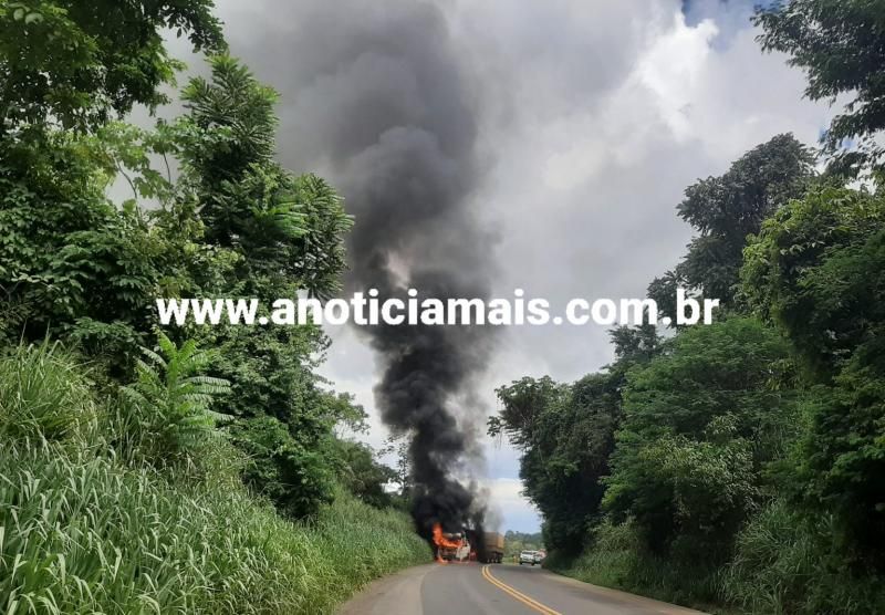 Carreta carregada de soja é destruída por incêndio na BR-364, em Jaru; vídeo Carreta carregada de soja é destruída por incêndio na BR-364, em Jaru; vídeo