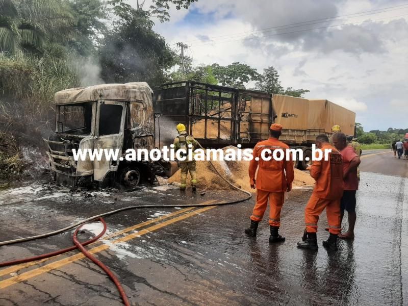 Carreta carregada de soja é destruída por incêndio na BR-364, em Jaru; vídeo Carreta carregada de soja é destruída por incêndio na BR-364, em Jaru; vídeo