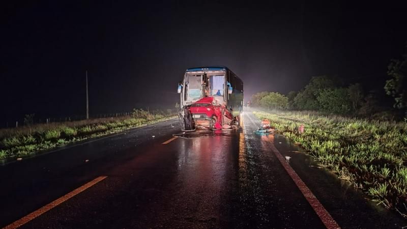 Colisão entre carro e ônibus mata 4 pessoas da mesma família em rodovia do MS; Uma das vítimas era policial civil de RO Colisão entre carro e ônibus mata 4 pessoas da mesma família em rodovia do MS; Uma das vítimas era policial civil de RO