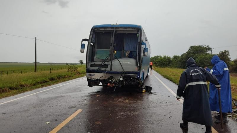 Colisão entre carro e ônibus mata 4 pessoas da mesma família em rodovia do MS; Uma das vítimas era policial civil de RO Colisão entre carro e ônibus mata 4 pessoas da mesma família em rodovia do MS; Uma das vítimas era policial civil de RO