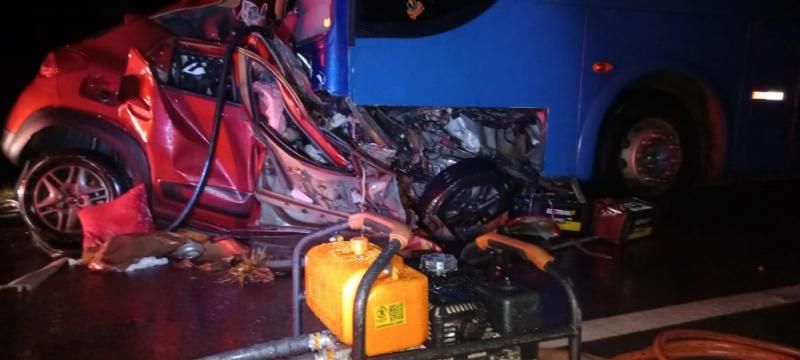 Colisão entre carro e ônibus mata 4 pessoas da mesma família em rodovia do MS; Uma das vítimas era policial civil de RO Colisão entre carro e ônibus mata 4 pessoas da mesma família em rodovia do MS; Uma das vítimas era policial civil de RO