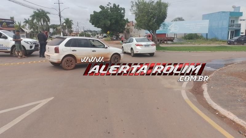Colisão entre carros é registrado em rotatória recém-instalada em Rolim de Moura Colisão entre carros é registrado em rotatória recém-instalada em Rolim de Moura