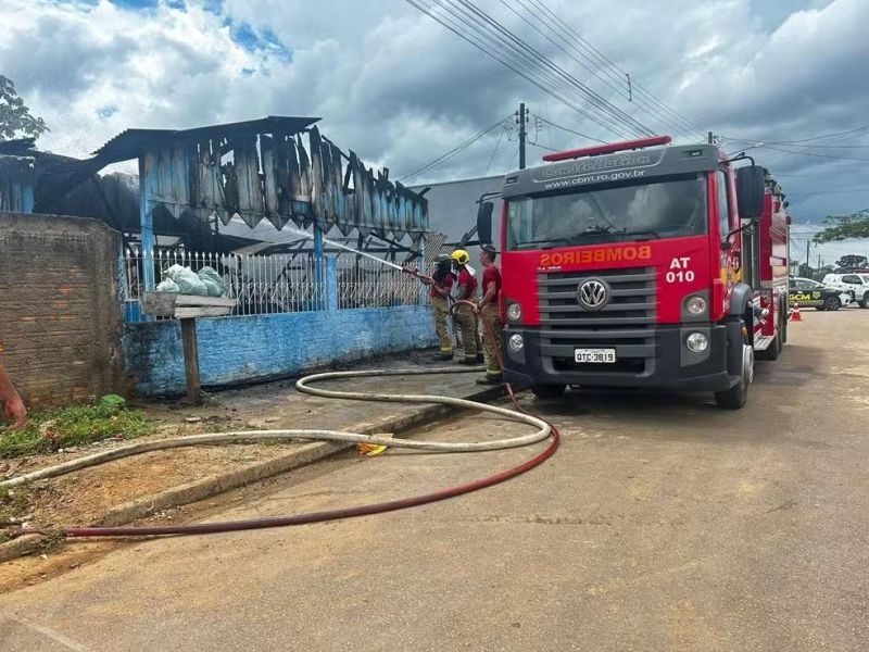 Crianças de 4 e 5 anos morrem queimadas durante incêndio em residência em Ariquemes; vídeo Crianças de 4 e 5 anos morrem queimadas durante incêndio em residência em Ariquemes; vídeo