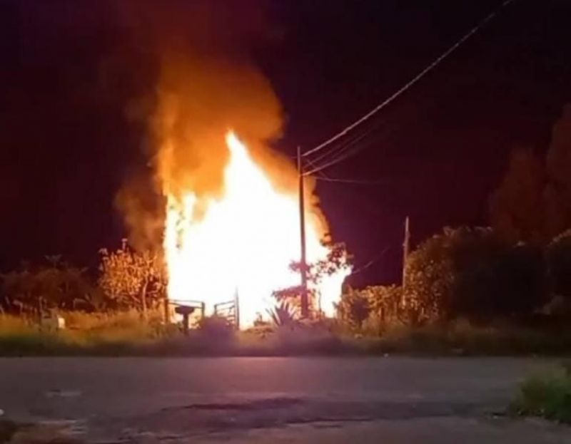 Homem ateia fogo em imóvel e ameaça Bombeiros com foice em Vilhena; vídeos Homem ateia fogo em imóvel e ameaça Bombeiros com foice em Vilhena; vídeos